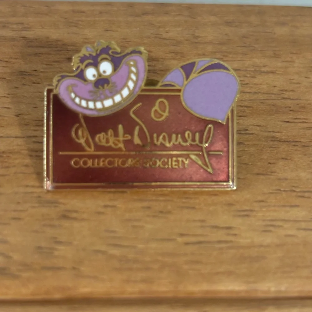 Disney Vintage 1994 Collectors Society Pin Cheshire Cat